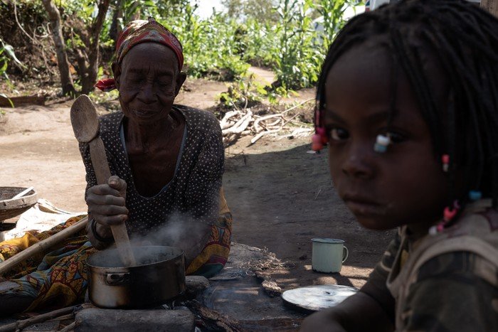 74岁的Marta现时与两名5岁的孙儿住在安置区，儿子和媳妇则返回15公里外的家乡恢复耕作。
